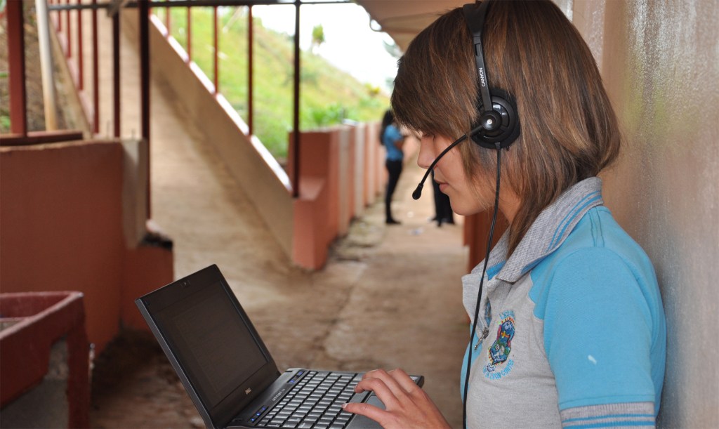 Girl using laptop in Costa Rica © Jake Unwin